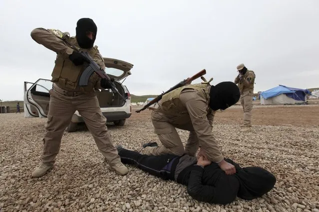 Members of the Iraqi security forces take part in training, as they prepare to fight against militants of the Islamic State, at a training camp on the outskirts of Mosul January 10, 2015. (Photo by Azad Lashkari/Reuters)