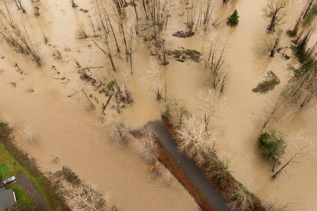 A submerged road in an area flooded by the Snoqualmie River in Fall City, Washington, on December 9, 2025. (Photo by David Ryder/Reuters)