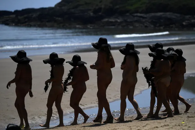 Participants arrive on the beach to join 2505 women in breaking a Guinness World record for the largest number of people skinny dipping together and at the same time raising money for the children's cancer charity “Aoibheann's Pink Tie” on Magheramore beach near Wicklow, Ireland on June 9, 2018. (Photo by Clodagh Kilcoyne/Reuters)