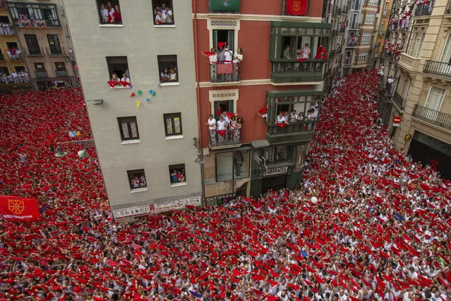 Revellers enjoy the atmosphere during the opening day or “Chupinazo” of the San Fermin Running of the Bulls fiesta on July 6, 2018 in Pamplona, Spain. (Photo by Pablo Blazquez Dominguez/Getty Images)