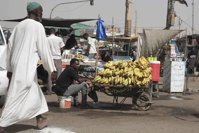 A man sells bananas at a market during a cease-fire in Khartoum, Sudan, Saturday, May 27, 2023. Saudi Arabia and the United States say the warring parties in Sudan are adhering better to a week-long cease-fire after days of fighting. (Photo by Marwan Ali/AP Photo)