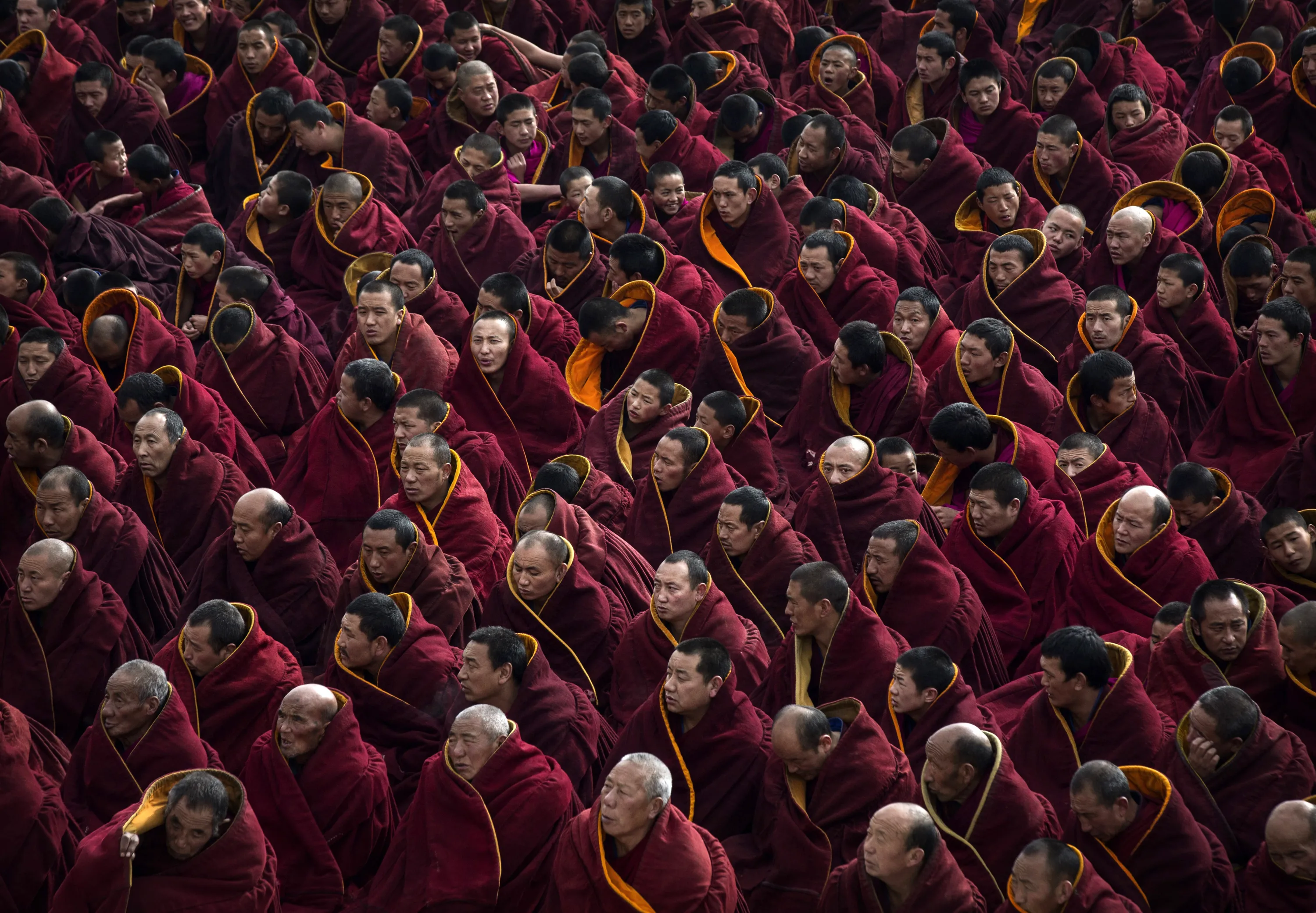 Тибетские горловые монахи. Ларунг гар Тибет. Школа Гелуг тибетского буддизма. Тибет ламаизм. Тибетский буддизм ламаизм.