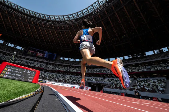 An athlete competes in the 800m test event for the 2020 Tokyo Olympics, in the National Stadium in Tokyo on May 9, 2021. (Photo by Charly Triballeau/AFP Photo)