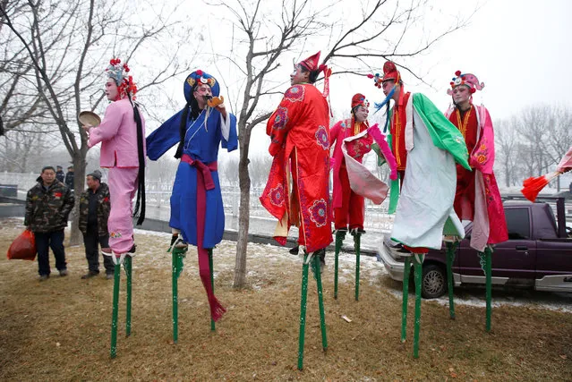Performers on stilts wait for a folk art performance celebrating the Lantern Festival in Beijing, China February 19, 2019. (Photo by Jason Lee/Reuters)