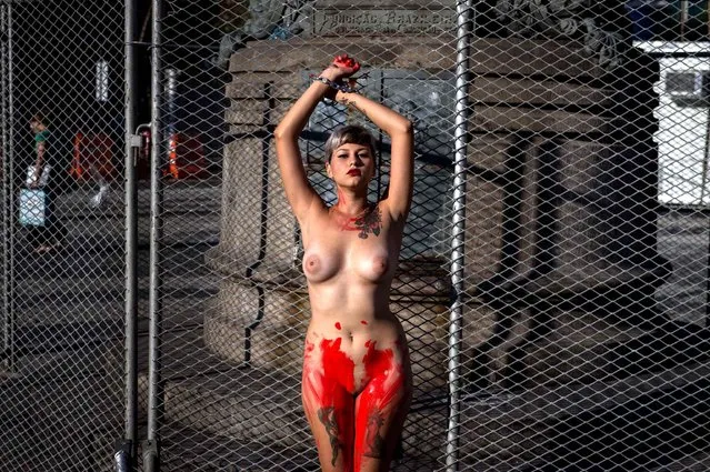 Brazilian activist of Bastardxs movement, Sara Winter, demonstrates nude against male chauvinism in downtown Rio de Janeiro, Brazil on February 26, 2014. (Photo by Christophe Simon/AFP Photo)