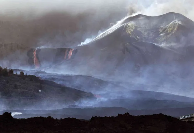 Lava flows as volcano continues to erupt on the Canary island of La Palma, Spain, Monday, November 29, 2021. (Photo by Emilio Morenatti/AP Photo)