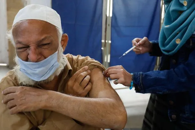A man receives a dose of the coronavirus disease (COVID-19) booster vaccine at a vaccination centre in Karachi, Pakistan, January 3, 2022. (Photo by Akhtar Soomro/Reuters)
