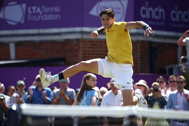 Britain's Jack Draper celebrates after beating Spain's Carlos Alcaraz in their men's singles round of 16 match at the Cinch ATP tennis Championships at Queen's Club in west London on June 20, 2024. (Photo by Henry Nicholls/AFP Photo)