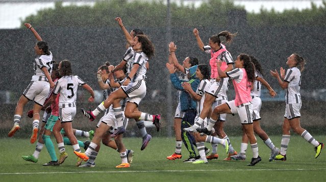 The players of Juventus FC celebrate the victory at the end of the  Women Primavera Final Four Semifinal match between Juventus FC and FC Internazionale at Centro Sportivo G.Facchetti on May 12, 2023 in Cologno al Serio, Italy. (Photo by Marco Luzzani/Getty Images)