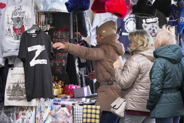 A T-shirt with the letter Z, which has become a symbol of the Russian military, is displayed for sale at a street souvenir shop in St. Petersburg, Russia, Sunday, May 1, 2022. (Photo by AP Photo/Stringer)
