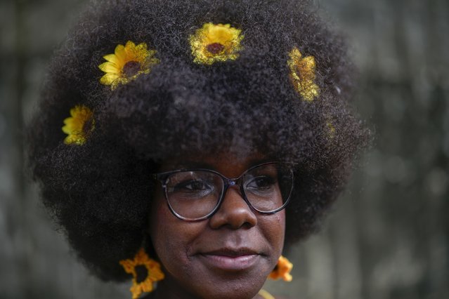 A woman with sunflowers in her hair waits to walk the runway at a fashion show of Afro hairstyles in Havana, Cuba, Saturday, August 31, 2024. (Photo by Ramon Espinosa/AP Photo)