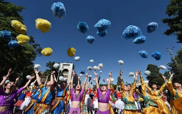 Children attend the celebrations marking the International Children's Day in central Bishkek on June 1, 2022. Children from Kyrgyzstan, Russia and Kazakhstan took part in the celebrations. (Photo by Vyacheslav Oseledko/AFP Photo)