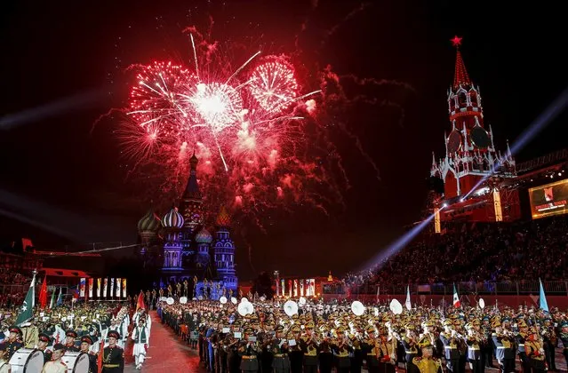 Fireworks explode above St. Basil's cathedral during the “Spasskaya Tower” international military music festival at Moscow's Red Square, Russia, September 10, 2015. (Photo by Maxim Shemetov/Reuters)