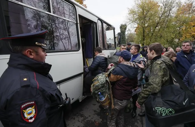 Russian conscripted men board a bus at a recruiting office during Russia's partial military mobilization in Moscow, Russia, 29 September 2022. Russian President Putin announced in a televised address to the nation on 21 September, that he signed a decree on partial mobilization in the Russian Federation due to the conflict in Ukraine. Russian Defense Minister Shoigu said that 300,000 people would be called up for service as part of the move. (Photo by Yuri Kochetkov/EPA/EFE)