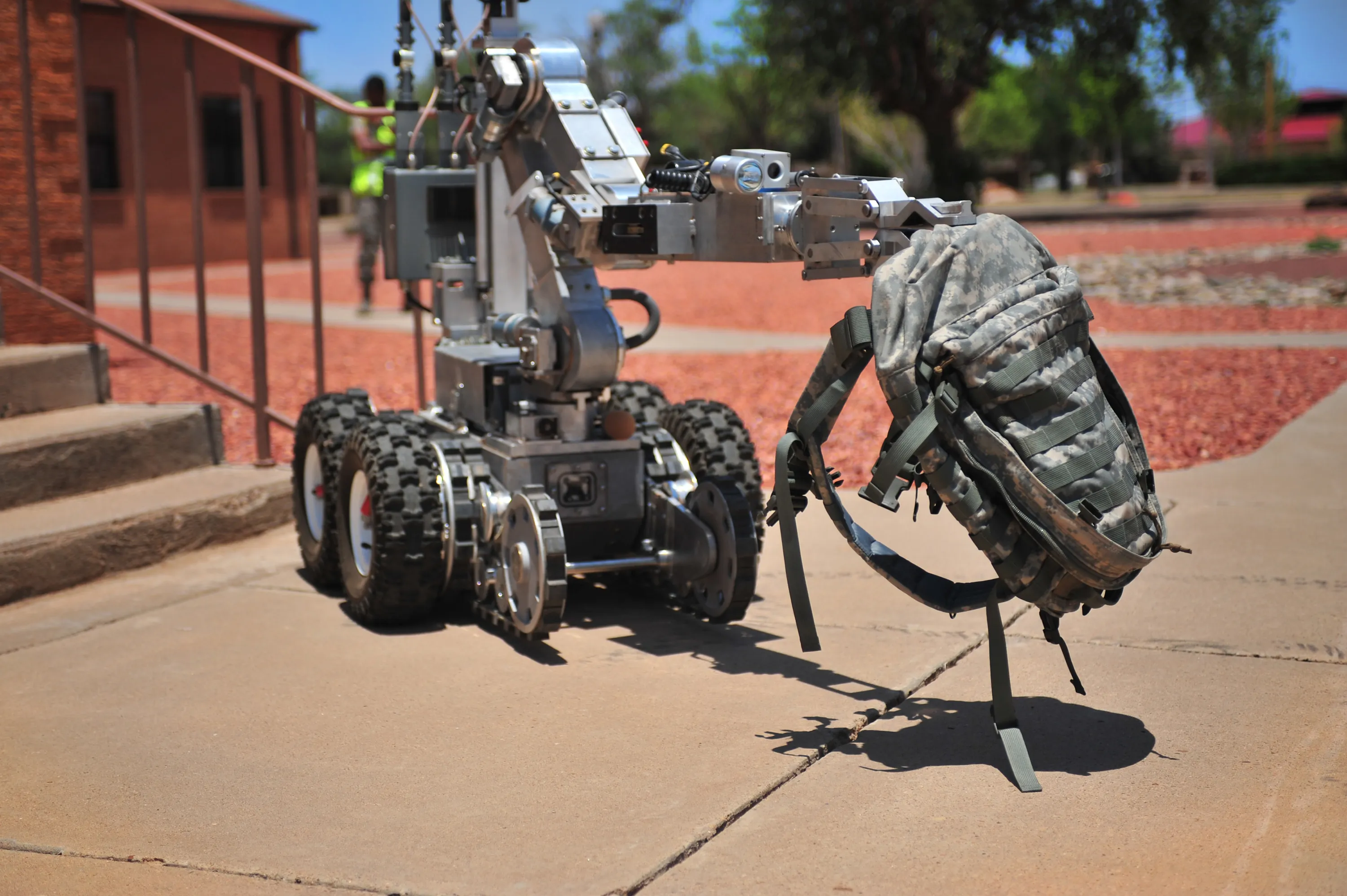 Про военных роботов. Робот сапер Варан. Современные роботы. Боевые роботы. Необычные роботы.