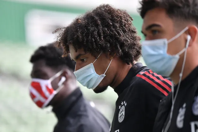 Bayern's Joshua Zirkzee, center, wears a mask against the spread of the new coronavirus arrives for the German Bundesliga soccer match between Werder Bremen and Bayern Munich in Bremen, Germany, Tuesday, June 16, 2020. Because of the coronavirus outbreak all soccer matches of the German Bundesliga take place without spectators. (Photo by Martin Meissner/AP Photo/Pool)