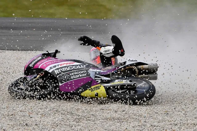 Rivacold Snipers' Italian rider Andrea Migno falls from his bike during the Moto3 qualifying session in Phillip Island on October 15, 2022, ahead of Australian MotoGP Grand Prix. (Photo by Paul Crock/AFP Photo)