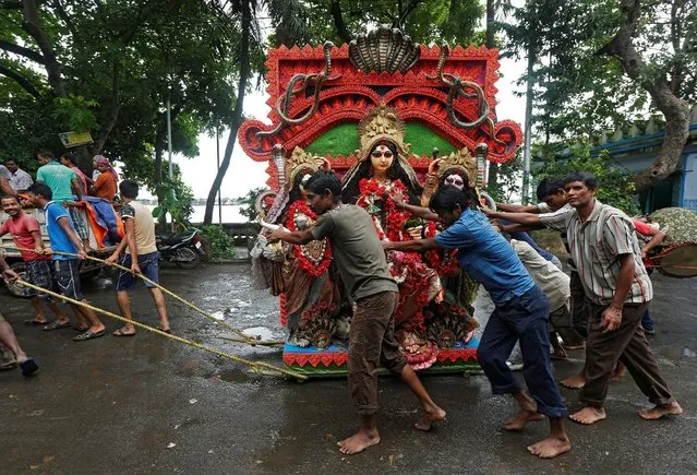 Labourers pull an idol of Hindu snake goddess Manasa for immersion into the Ganga river on the occasion of Manasa Puja (Manasa worship) in Kolkata, India, August 17, 2016. (Photo by Rupak De Chowdhuri/Reuters)