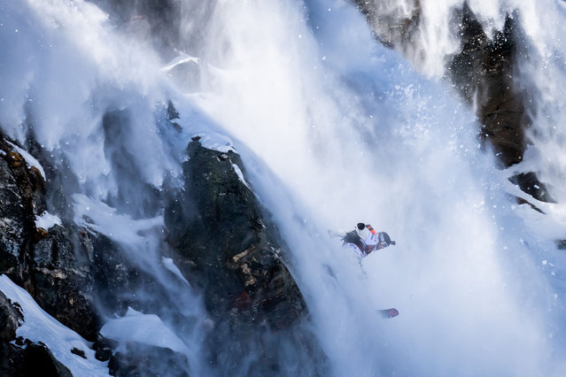 Britain's Cody Bramwell competes to place first in the snowbard event during the Freeride World Tour finals Verbier Xtreme on the Bec de Rosses mountain above the Swiss Alps resort of Verbier, on March 20, 2025. (Photo by Maxime Schmid/AFP Photo)