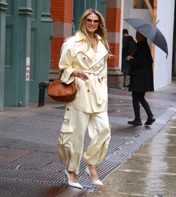 Model Heidi Klum all smiles under the rain is leaving a building in Soho, in New York City, NY, USA, on April 7, 2025. (Photo by Dylan Travis/ABACAPRESS.COM/Splash News and Pictures)
