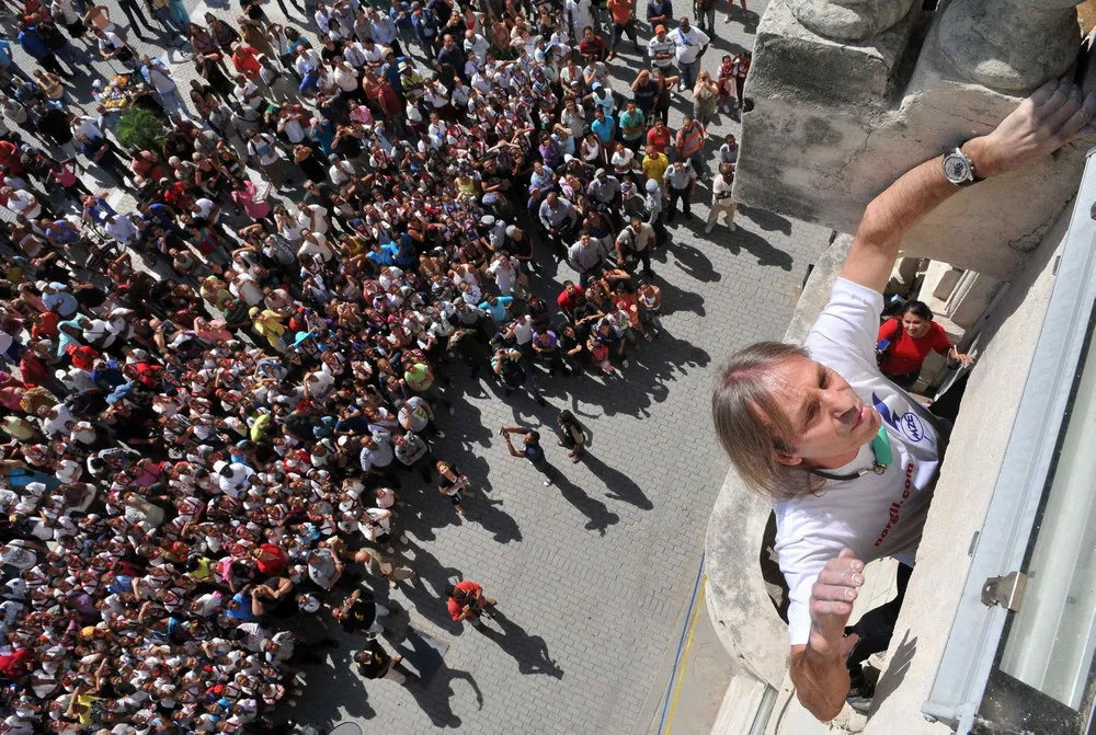 French “Spiderman” Alain Robert Climbs Again, this Time a Hotel in Havana