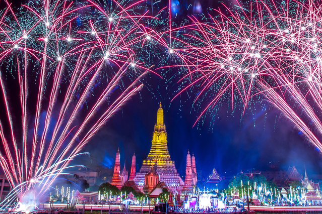 Fireworks explode over Wat Arun of the temple of dawn during the New Year celebrations, in Bangkok, Thailand on January 1, 2023. (Photo by Athit Perawongmetha/Reuters)