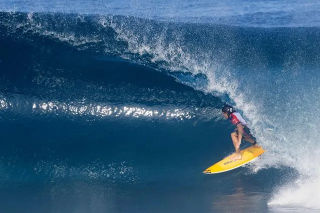 Australian surfer Liam O'Brien rides a wave during the first day of the Billabong Pipeline Pro at Banzai Pipeline on the north shore of Oahu, Hawaii, on February 1, 2023. (Photo by Brian Bielmann/AFP Photo)