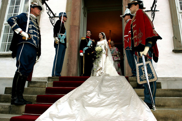 Danish Crown Prince Frederik and his new wife Crown Princess Mary pose for photographers before the wedding banquet in Fredensborg Palace on the outskirts of Copenhagen, May 14, 2004. (Photo by Jerry Lampen/Reuters)