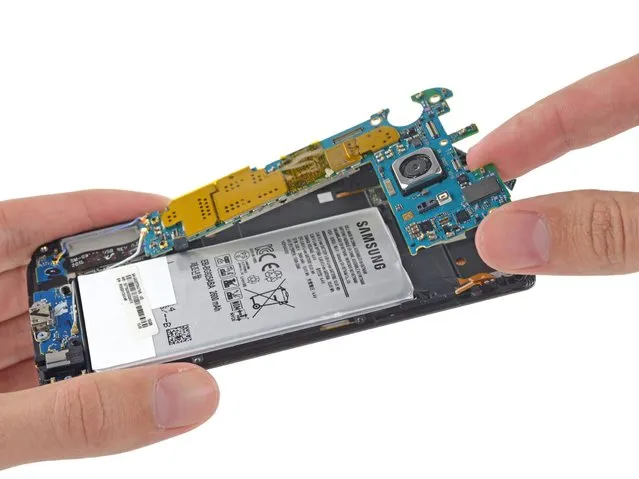 A Samsung Galaxy S6 Edge smartphone motherboard is removed during a product teardown in this photo provided by iFixit in San Luis Obispo, California April 7, 2015. Samsung Electronics Co Ltd used more of its own chips to power the new Galaxy S6 smartphone than it did for the predecessor S5, according to an early teardown report, in a blow to U.S. chip supplier Qualcomm Inc. (Photo by Reuters/iFixit)
