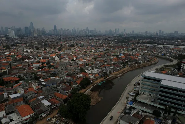 Aerial view of Ciliwung River as seen from Jatinegara district in Jakarta, Indonesia, December 29, 2016. (Photo by Reuters/Beawiharta)