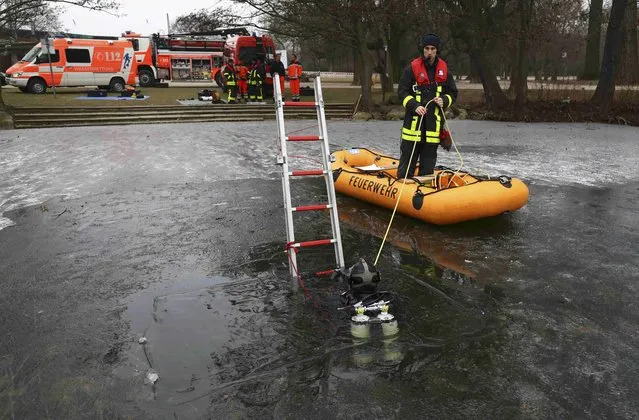 Members of Frankfurt's fire fighter water rescue brigade attend a rescue exercise on a frozen lake in Frankfurt, Germany, January 24, 2017. (Photo by Kai Pfaffenbach/Reuters)