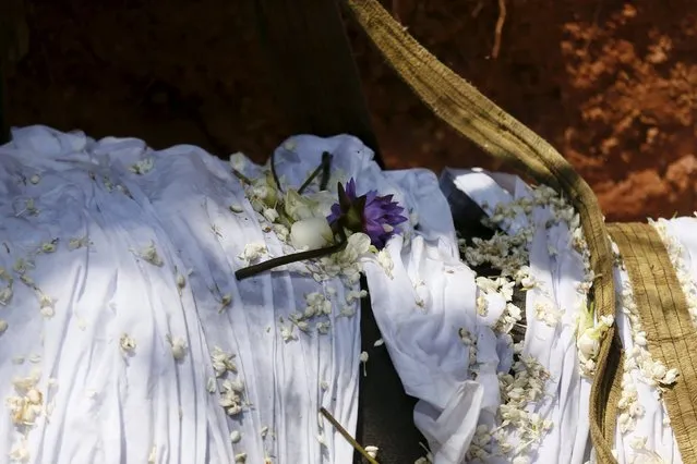 Flowers offered by local villagers seen on the dead body of elephant Hemantha is seen during a religious ceremony at a Buddhist temple in Colombo March 15, 2016. (Photo by Dinuka Liyanawatte/Reuters)