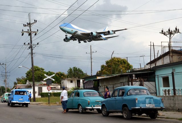 Air Force One carrying U.S. President Barack Obama and his family flies over a neighborhood of Havana as it approaches the runway to land at Havana's international airport, March 20, 2016. (Photo by Reuters/Stringer)