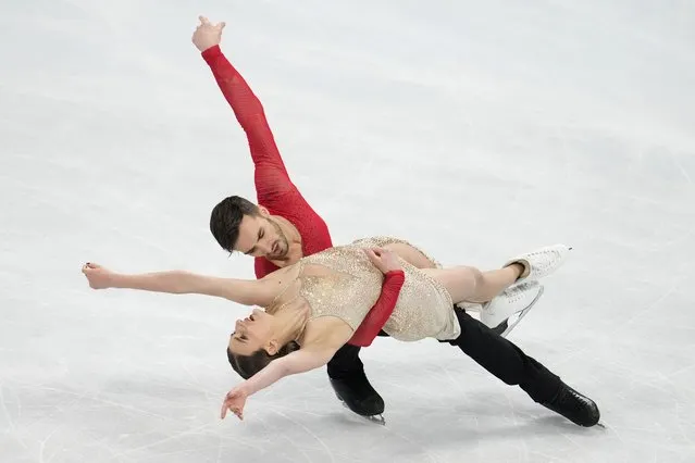Gabriella Papadakis and Guillaume Cizeron, of France, perform their routine in the ice dance competition during the figure skating at the 2022 Winter Olympics, Monday, February 14, 2022, in Beijing. (Photo by Natacha Pisarenko/AP Photo)