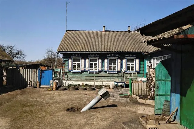 The tail of a missile in a yard of a residential area in a village of Senkivka, near the Belarus border, Chernihiv region, Ukraine, Thursday, April 14, 2022. The fluid nature of the conflict, which has seen fighting shift away from areas around the capital and heavily toward Ukraine's east, has made the task of reaching hungry Ukrainians especially difficult. (Photo by George Ivanchenko/AP Photo)