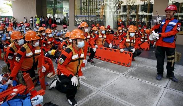 Rescuers take part in an earthquake drill in Taguig, Metro Manila in the Philippines July 23, 2015. (Photo by Erik De Castro/Reuters)