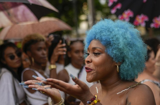 A woman with blue hair blows a kiss to the audience as she walks the runway at a fashion show of Afro hairstyles in Havana, Cuba, Saturday, August 31, 2024. (Photo by Ramon Espinosa/AP Photo)