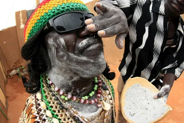 A traditional performer from the Nuba Mountains tribe gets ready before a celebration of their cultural heritage, as part of ongoing events to commemorate the International Day of the World's Indigenous Peoples, in Omdurman August 15, 2015. (Photo by Mohamed Nureldin Abdallah/Reuters)