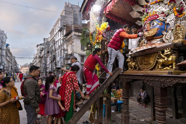 Nepalese devotees worship an idol of Aakash Bhairab, a god of power, which is uncovered on the very day of the Indra Jatra festival, during the fifth day of the festival in Kathmandu, Nepal, 19 September 2024. The eight-day-long Indra Jatra festival is held in honor of Indra, the king god of heaven and the god of rains, as well as to honor family and relatives who passed away in the past year. (Photo by Narendra Shrestha/EPA/EFE)