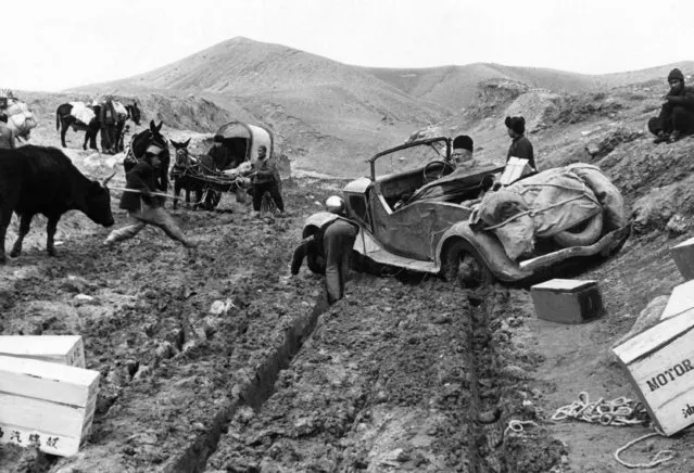 Mud-ridden roads of Inner Mongolia stall an Associated Press automobile near Paliagmao, capital of Inner Mongolia, July 18, 1936. (Photo by AP Photo)