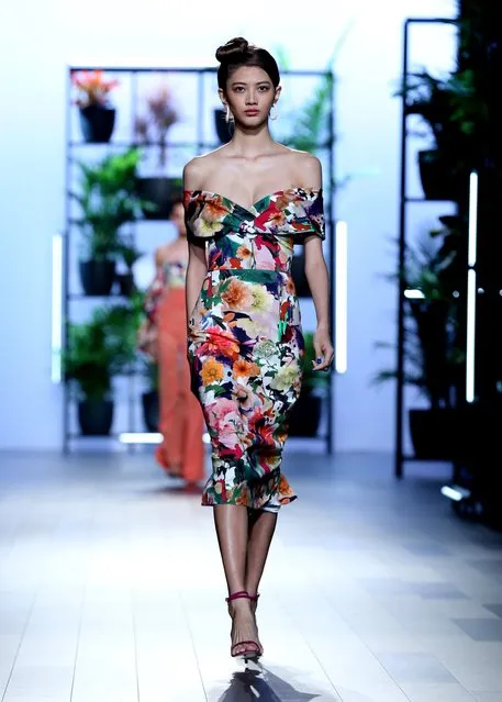 A model presents a creation by Cushnie Et Ochs at New York Fashion Week Spring 2018 in New York, New York, USA, 08 September 2017. The Spring 2018 collections are being presented from 07 to 13 September. (Photo by Peter Foley/EPA/EFE)