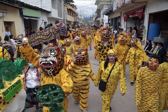 People participate in the traditional “Tigrada” in the municipality of Chilapa, Guerrero state, Mexico, 15 August 2022. Thousands of people dressed as tigers flooded the streets of Chilapa, a municipality located in the central region of Guerrero state, southern Mexico, as part of a tradition of more than three decades and that had been suspended for two years, due to the coronavirus pandemic. (Photo by José Luis de la Cruz/EPA/EFE)