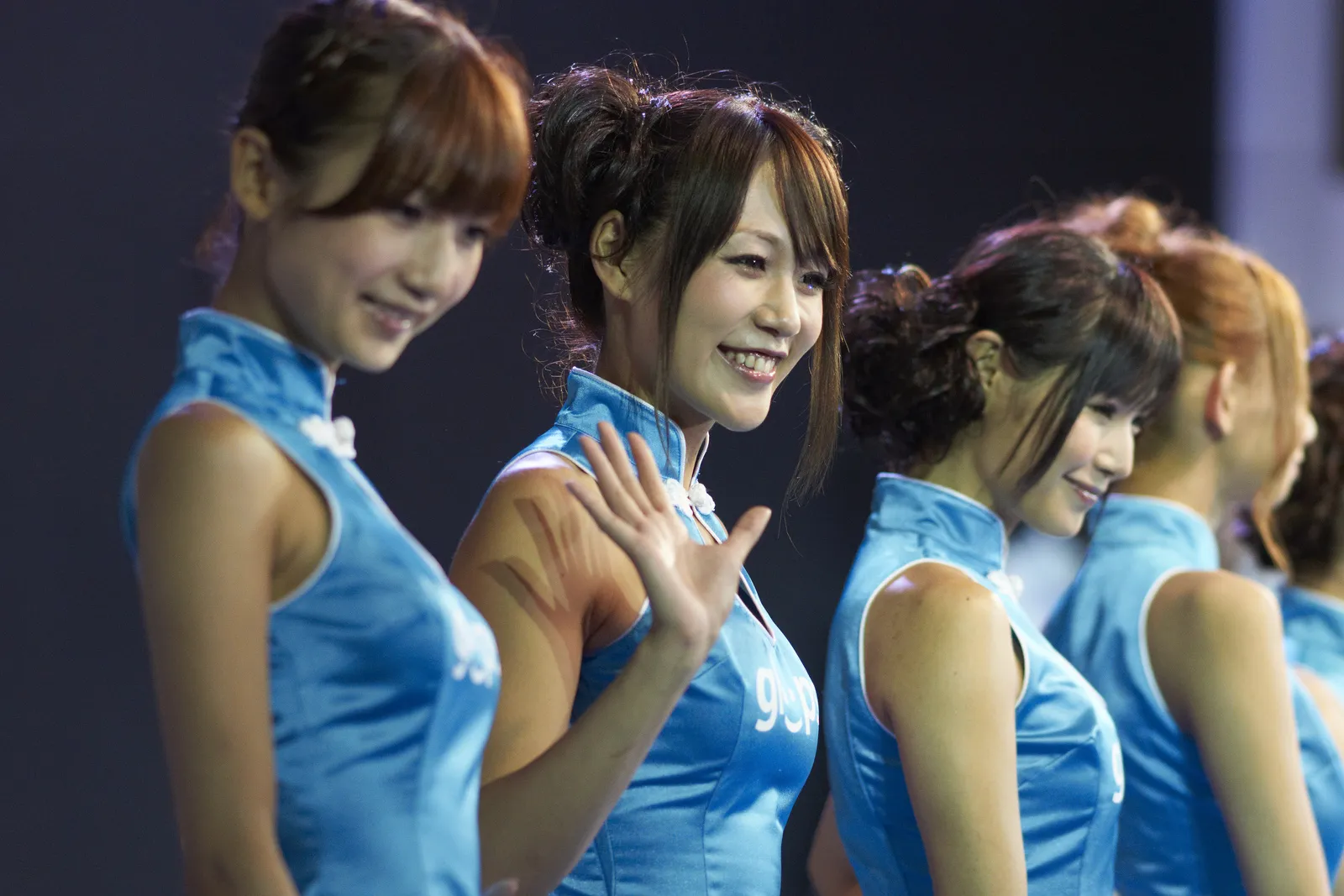 Шоу в Японии с девушками. Японские девочки групповое. Японские девушки участвуют в шоу. Токио 2012.