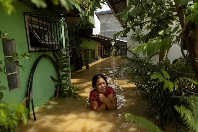 A woman wades through chest-deep flood after Super Typhoon Noru, in San Ildefonso, Bulacan province, Philippines on September 26, 2022. (Photo by Eloisa Lopez/Reuters)