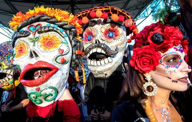 People dressed in costumes honoring Mexican traditions participate in the 13th annual Florida Day of the Dead celebration in Fort Lauderdale, Florida, USA, 05 November 2022. The celebration honors Mexican and Latin American traditions, including skeleton-inspired art, mariachi musicians, and catrina-painted faces. (Photo by Cristóbal Herrera/EPA/EFE)