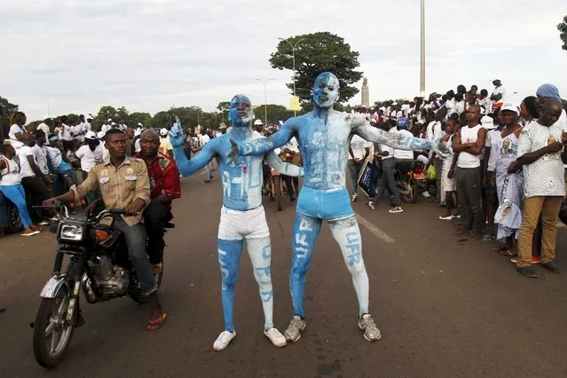 Supporters of Union des Forces Republicaines (UFR) presidential candidate Sidya Toure, with their bodies painted in the party's colors, attend their campaign rally at the yard next to the parliament building in Conakry October 7, 2015. Guinea will hold its presidential election on Sunday. (Photo by Luc Gnago/Reuters)