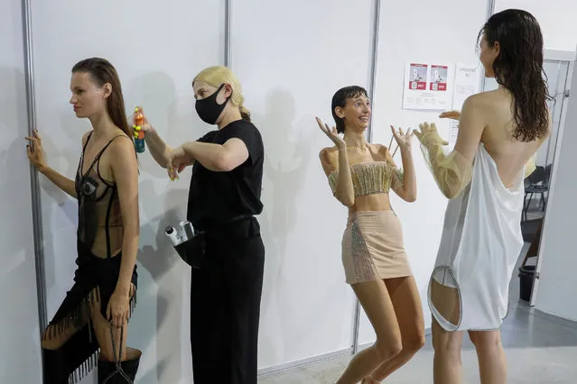 A model has her hair sprayed backstage at the Ukrainian Fashion Week in Kyiv, Ukraine on August 31, 2020. (Photo by Gleb Garanich/Reuters)
