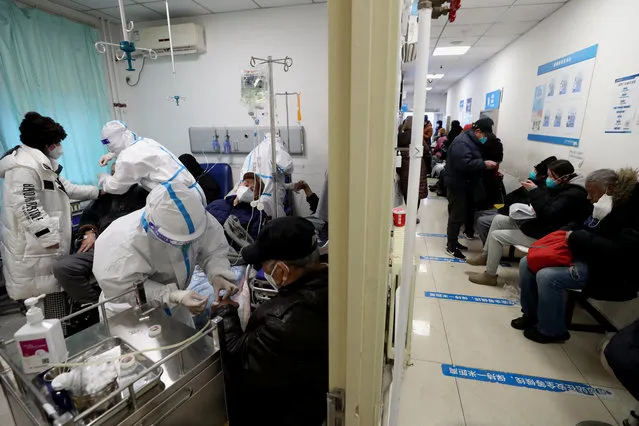 Medical workers in protective suits attend to patients at the fever clinic of China-Japan Friendship hospital, amid the coronavirus disease (COVID-19) outbreak in Beijing, China on December 27, 2022. (Photo by Reuters/China Daily)