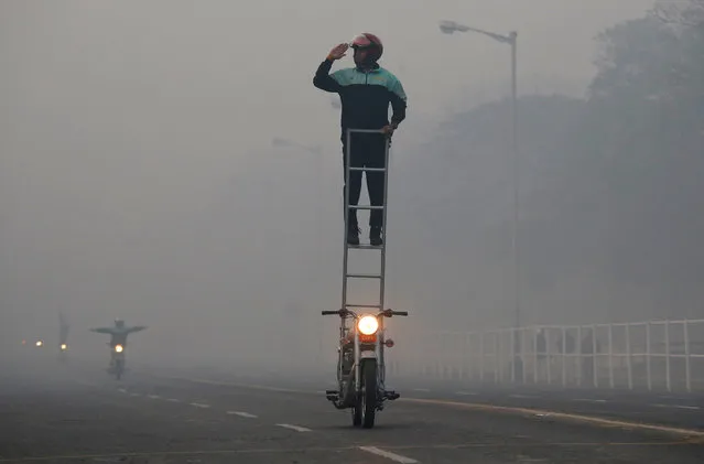 An Army “Daredevils” motorcycle rider performs during the rehearsal for the Republic Day parade on a foggy winter morning in Kolkata, January 21, 2018. (Photo by Rupak De Chowdhuri/Reuters)