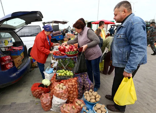 People buy vegetables at a market during the annual autumn agriculture fair in Minsk, Belarus September 18, 2016. (Photo by Vasily Fedosenko/Reuters)